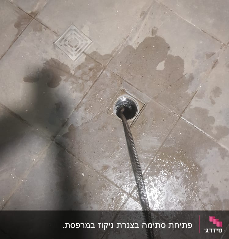 צינור ביוב נכנס לניקוז ברצפה רטובה
